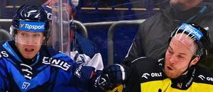 Zápas 37. kola Tipsport extraligy ledního hokeje 2024/25: Na snímku Jan Hladonik (vlevo) a Filip Sandberg Zápas 37. kola Tipsport extraligy ledního hokeje 2024/25: Na snímku Jan Hladonik (vlevo) a Filip Sandberg