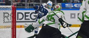 Hokej extraliga, Mladá Boleslav vs. Kometa Brno, Jakub Flek z Komety dává gól, na jeho střelu nestačí brankář Bruslařů Dominik Furch Hokej extraliga, Mladá Boleslav vs. Kometa Brno, Jakub Flek z Komety dává gól, na jeho střelu nestačí brankář Bruslařů Dominik Furch