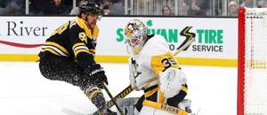 David Pastrňák, česká hvězda Bostonu, se snaží dostat puk za záda brankáře Pittsburghu Tristana Jarryho David Pastrňák, česká hvězda Bostonu, se snaží dostat puk za záda brankáře Pittsburghu Tristana Jarryho