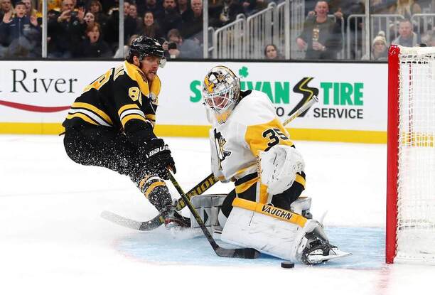 David Pastrňák, česká hvězda Bostonu, se snaží dostat puk za záda brankáře Pittsburghu Tristana Jarryho