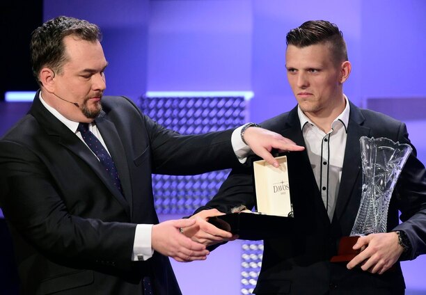Obránce Radim Šimek přebírá Cenu Václava Paciny pro MVP play off ELH 2016, trofej mu předává komentátor Michal Dusík