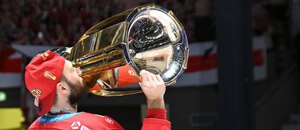 Hokejista Třince Daniel Kurovský s pohárem T. G. Masaryka po výhře v play off 2024. Kdo vyhraje extraligu letos?