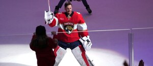 Vítek Vaněček zdraví fanoušky Floridy Panthers poté, co byl při svém debutu za nový tým vyhlášen 1. hvězdou zápasu. Vítek Vaněček zdraví fanoušky Floridy Panthers poté, co byl při svém debutu za nový tým vyhlášen 1. hvězdou zápasu.