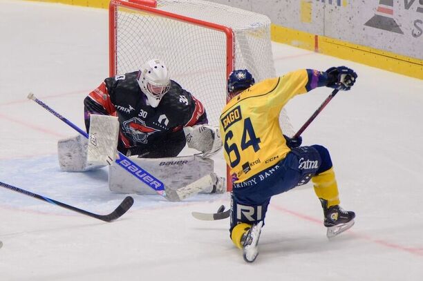 Brankář Pirátů Pavel Jekel a útočník Beranů Michal Gago ve čtvrtfinále play off Maxa ligy, Chomutov a Zlín hrají i dnes