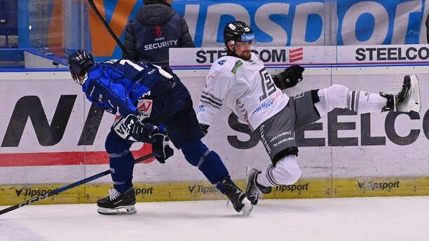 Hokej extraliga play off, Karlovy Vary - Vítkovice, Marek Kalus z Vítkovic (vlevo) uděluje hit Adamu Rulíkovi z Karlových Varů (vpravo)
