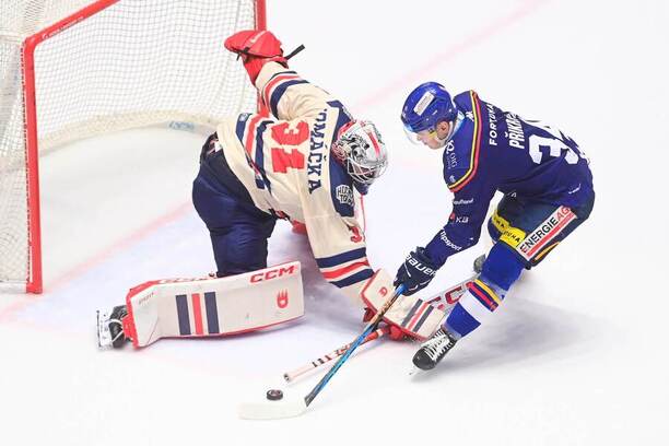 Duel 29. kola ELH: Českobudějovický útočník Filip Přikryl v šanci proti brankáři Pardubic Tomáši Vomáčkovi