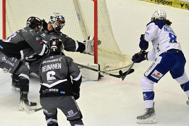 Hokej extraliga 2025, Kometa Brno vs. Karlovy Vary, lídr Komety Peter Mueller úspěšně zakončuje proti karlovarskému gólmanovi Petru Hamalčíkovi