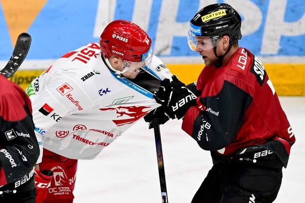 Druhý duel čtvrtfinále play-off ELH 2024/25: Útočník Třince Andrej Nestrašil (vlevo) v potyčce se sparťanským forvardem Vladimírem Sobotkou