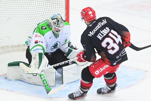 Brankář Dominik Furch chytá střelu Kevina Klímy ve čtvrtfinále extraligy Mladá Boleslav vs. Mountfield HK