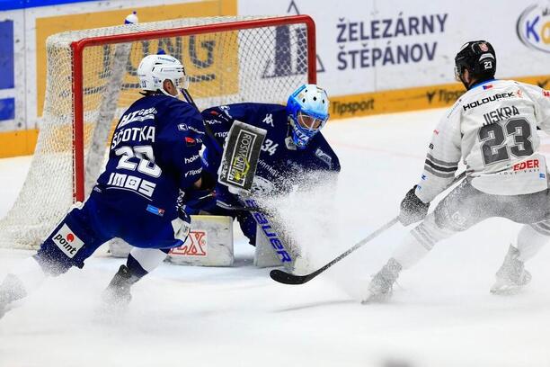 Brankář Michal Postava a útočník Vít Jiskra v zápase čtvrtfinále extraligy 2025, Karlovy Vary a Kometa Brno v play off hrají i dnes