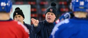 Hlavní trenér Radim Rulík vede trénink české hokejové reprezentace, která se nyní připravuje na MS v hokeji 2025