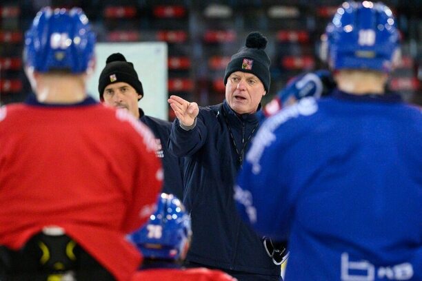 Hlavní trenér Radim Rulík vede trénink české hokejové reprezentace, která se nyní připravuje na MS v hokeji 2025