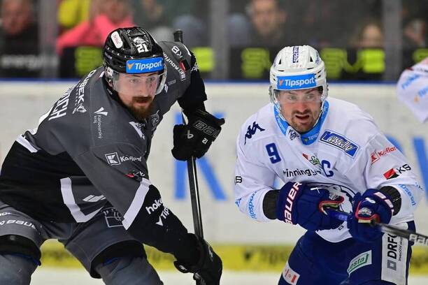 Jiří Černoch (Karlovy Vary) a Jakub Flek (Kometa Brno) během čtvrtfinálové série play off ELH 2025.