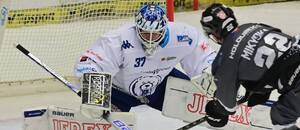 Brankář Komety Brno Gašper Krošelj se chystá zakročit proti střele Dalimila Mikysky (Karlovy Vary). Brankář Komety Brno Gašper Krošelj se chystá zakročit proti střele Dalimila Mikysky (Karlovy Vary).