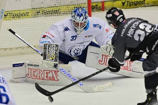 Brankář Komety Brno Gašper Krošelj se chystá zakročit proti střele Dalimila Mikysky (Karlovy Vary).