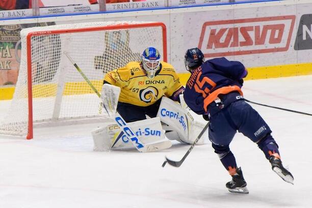 Hokej, play off Maxa liga 2025, brankář Daniel Huf a obránce Dušan Žovinec v 5. semifinále, Zlín a Litoměřice hrají i dnes