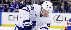 David Kämpf během utkání proti New York Rangers. Vpravo obránce Zac Jones