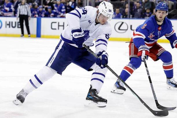 David Kämpf během utkání proti New York Rangers. Vpravo obránce Zac Jones