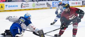 Sparťan Michael Špaček při nájezdu na brankáře Komety Brno Michala Postavu. Sparťan Michael Špaček při nájezdu na brankáře Komety Brno Michala Postavu.