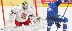 Zápas Česko - Slovensko na Euro Hockey Challenge, příprava na MS v hokeji - brankář Jakub Málek a útočník Lukáš Cingeľ Zápas Česko - Slovensko na Euro Hockey Challenge, příprava na MS v hokeji - brankář Jakub Málek a útočník Lukáš Cingeľ