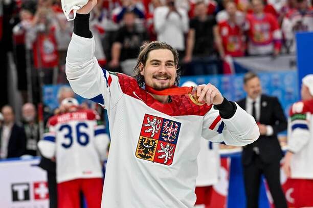 David Tomášek se zlatou medailí z MS v hokeji 2024, nejproduktivnější hráč SHL podepsal smlouvu v NHL