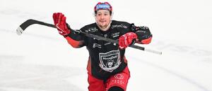 Aleš Jergl dvěma góly režíroval výhru Hradce Králové, který sronval stav semifinálové série proti Pardubicím na 1:1 Aleš Jergl dvěma góly režíroval výhru Hradce Králové, který sronval stav semifinálové série proti Pardubicím na 1:1