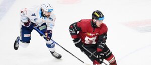Šimon Stránský z Komety Brno (vlevo) a Pavel Kousel ze Sparty Praha během semifinále play off ELH 2025. Šimon Stránský z Komety Brno (vlevo) a Pavel Kousel ze Sparty Praha během semifinále play off ELH 2025.