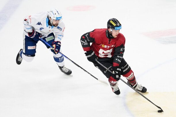Šimon Stránský z Komety Brno (vlevo) a Pavel Kousel ze Sparty Praha během semifinále play off ELH 2025.