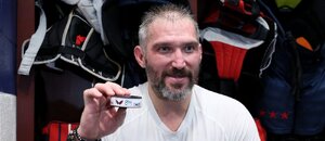 Alexander Ovechkin s pukem, kterým dal 894. gól v NHL a vyrovnal tím střelecký rekord Wayna Gretzkyho