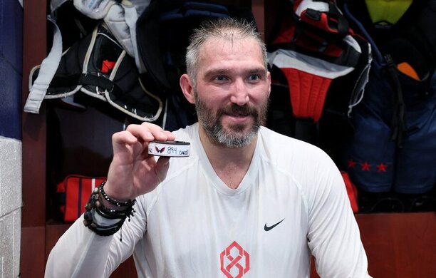 Alexander Ovechkin s pukem, kterým dal 894. gól v NHL a vyrovnal tím střelecký rekord Wayna Gretzkyho
