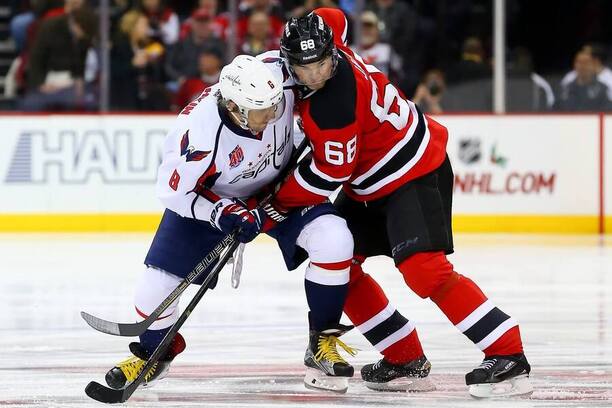 Alexandr Ovečkin (vlevo) z Washingtonu Capitals v souboji s Jaromírem Jágrem v roce 2014, kdy český útočník hrál NHL za New Jersey Devils.