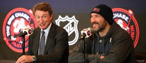 Wayne Gretzky a Alexandr Ovečkin aneb dřívější a současný držitel gólového rekordu NHL. Wayne Gretzky a Alexandr Ovečkin aneb dřívější a současný držitel gólového rekordu NHL.