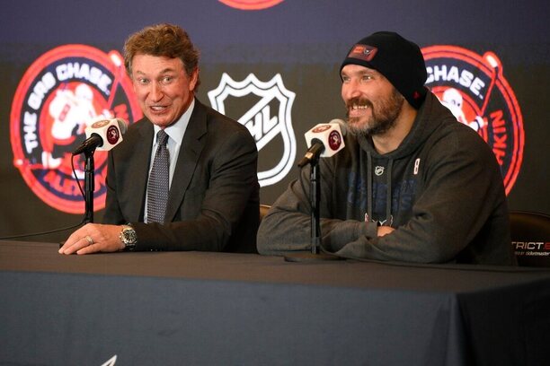Wayne Gretzky a Alexandr Ovečkin aneb dřívější a současný držitel gólového rekordu NHL.