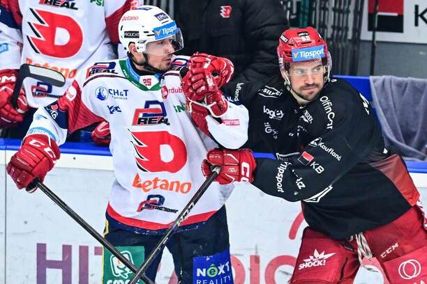 Hokej extraliga play off, semifinále Pardubice - Hradec Králové, zleva Daniel Rákos (Pardubice) a Jeremie Blain (Mountfield HK)