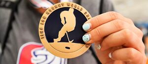 Dominika Lásková s bronzovou medailí z MS v hokeji žen 2022, na kterém Česko vyhrálo svou první medaili z ženského MS