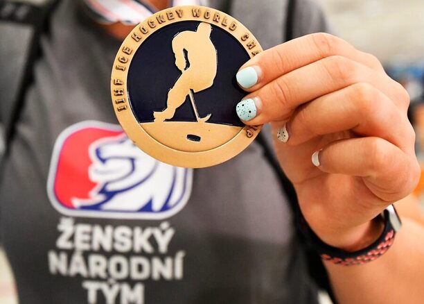 Dominika Lásková s bronzovou medailí z MS v hokeji žen 2022, na kterém Česko vyhrálo svou první medaili z ženského MS