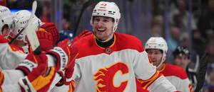 Český útočník Calgary Flames Adam Klapka se raduje z gólu do sítě Colorada Avalanche. Český útočník Calgary Flames Adam Klapka se raduje z gólu do sítě Colorada Avalanche.