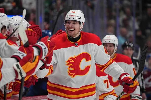 Český útočník Calgary Flames Adam Klapka se raduje z gólu do sítě Colorada Avalanche.