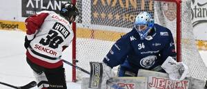 Sparťan Tomáš Hyka střílí na brněnského brankáře Michala Postavu během extraligového play off 2025. Sparťan Tomáš Hyka střílí na brněnského brankáře Michala Postavu během extraligového play off 2025.