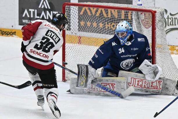 Sparťan Tomáš Hyka střílí na brněnského brankáře Michala Postavu během extraligového play off 2025.