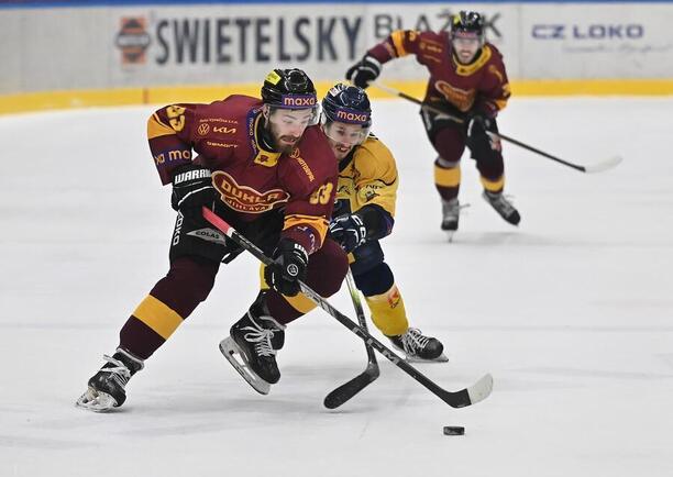 Hokej play off Maxa liga, Zlín vs. Jihlava, v souboji o kotouč Jan Strejček z Jihlavy (vlevo) a Jaromír Kverka ze Zlína