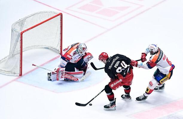 Hokej play off semifinále ELH, Hradec Králové vs. Pardubice, Jakub Pour z Mountfieldu zakončuje proti pardubickému gólmanovi Romanu Willovi