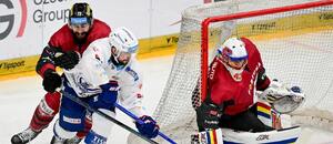 Útočník Komety Brno Šimon Stránský zaváží puk před branku Sparty v semifinále play of extraligy 2025. Útočník Komety Brno Šimon Stránský zaváží puk před branku Sparty v semifinále play of extraligy 2025.