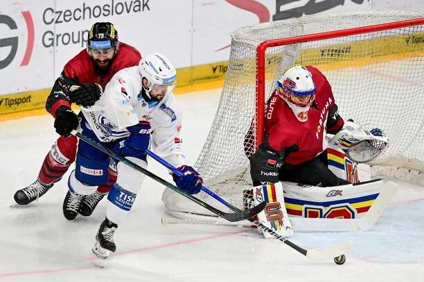 Útočník Komety Brno Šimon Stránský zaváží puk před branku Sparty v semifinále play of extraligy 2025.