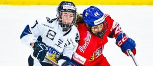 Hokej ženy, Česko vs. Finsko, Noemi Neubauerová v osobním souboji s Elisou Holopainen Hokej ženy, Česko vs. Finsko, Noemi Neubauerová v osobním souboji s Elisou Holopainen
