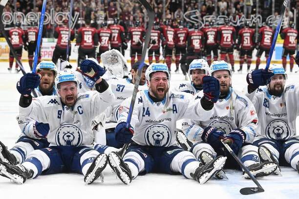 Hokejisté Komety Brno se radují z postupu do finále extraligy 2025, v 7. semifinále dnes porazili Spartu 3:1