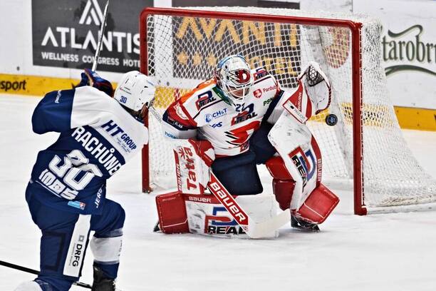 Útočník Tomáš Rachůnek z Komety Brno střílí na pardubického brankáře Romana Willa. Uvidíme stejný obrázek i ve finále play off ELH 2025? Sledujte bitvu o titul živě na TV Tipsport.