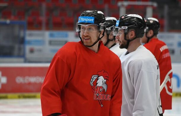 Trénink klubu HC Olomouc před startem baráže o ELH, v popředí kapitán Jiří Ondrušek