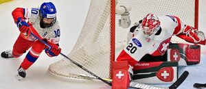 MS žen v hokeji 2025, Denisa Křížová a Andrea Brändli v zápase Česko vs. Švýcarsko, oba týmy dnes hrají i ve čtvrtfinále