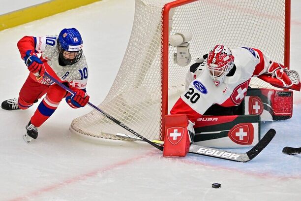 MS žen v hokeji 2025, Denisa Křížová a Andrea Brändli v zápase Česko vs. Švýcarsko, oba týmy dnes hrají i ve čtvrtfinále